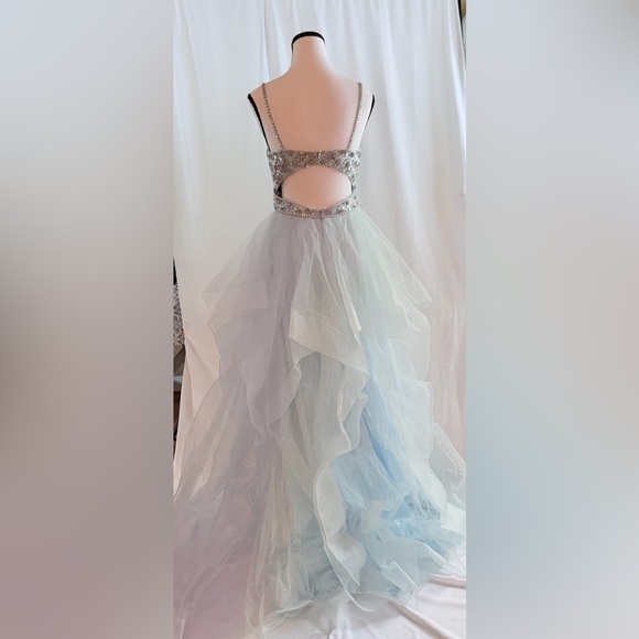 Jovani Prom Elegant Ice Blue Rhinestone Bodice Gown One of a Kind Sample Size 4 - Picture 4 of 6
